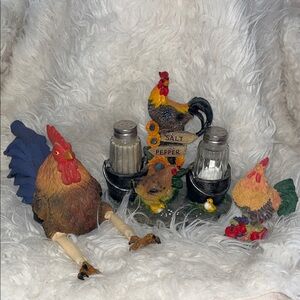 Colorful Rooster Salt and Pepper Shaker Set, 5 pieces included. LOVE OFFERS!!!